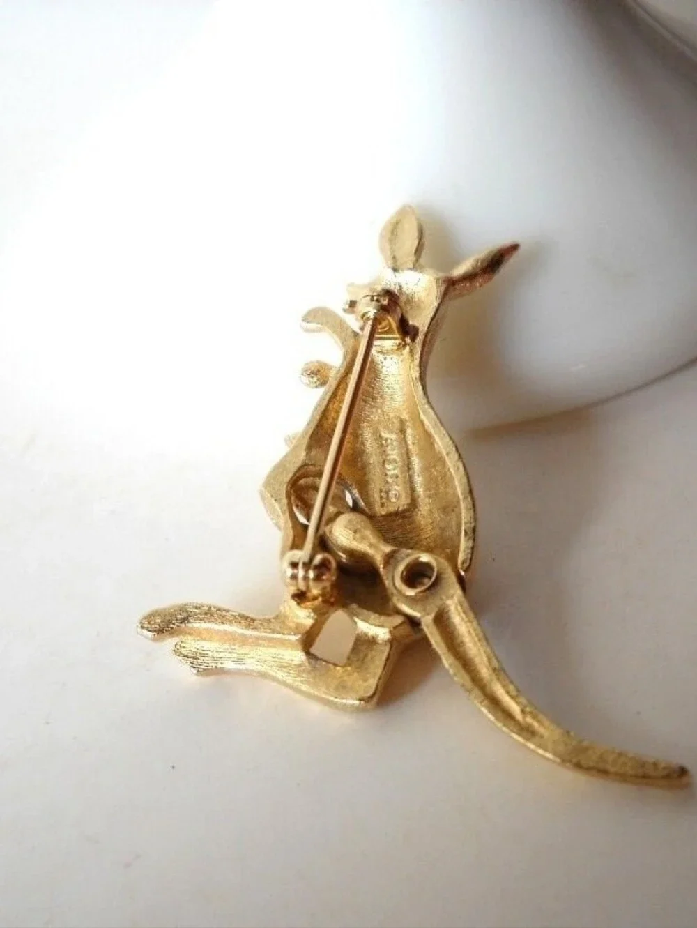 Vintage Avon Kangaroo Joey Brooch Moving Tail Action Pin Citrine Eyes Gold Tone